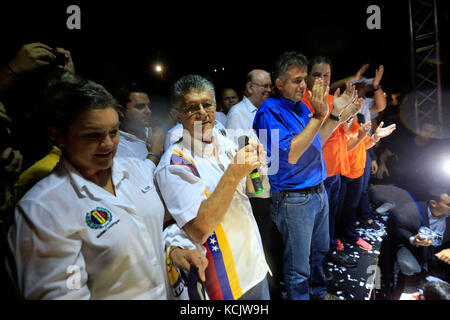 Valencia, Carabobo, Venezuela. 5 octobre 2017. 5 octobre 2017. Le leader national du parti politique acci'''' Democratica, Henry Ramos allup, a accompagné le candidat au poste de gouverneur de Carabobo, de la table de l'unité démocratique, MUD Alejandro Feo la cruz, en acte public, à Valence, État de Carabobo. Photo : Juan Carlos Hernandez crédit : Juan Carlos Hernandez/ZUMA Wire/Alamy Live News Banque D'Images