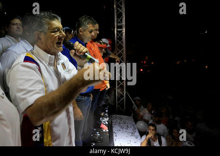 Valencia, Carabobo, Venezuela. 5 octobre 2017. 5 octobre 2017. Le leader national du parti politique acci'''' Democratica, Henry Ramos allup, a accompagné le candidat au poste de gouverneur de Carabobo, de la table de l'unité démocratique, MUD Alejandro Feo la cruz, en acte public, à Valence, État de Carabobo. Photo : Juan Carlos Hernandez crédit : Juan Carlos Hernandez/ZUMA Wire/Alamy Live News Banque D'Images