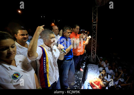 Valencia, Carabobo, Venezuela. 5 octobre 2017. 5 octobre 2017. Le leader national du parti politique acci'''' Democratica, Henry Ramos allup, a accompagné le candidat au poste de gouverneur de Carabobo, de la table de l'unité démocratique, MUD Alejandro Feo la cruz, en acte public, à Valence, État de Carabobo. Photo : Juan Carlos Hernandez crédit : Juan Carlos Hernandez/ZUMA Wire/Alamy Live News Banque D'Images