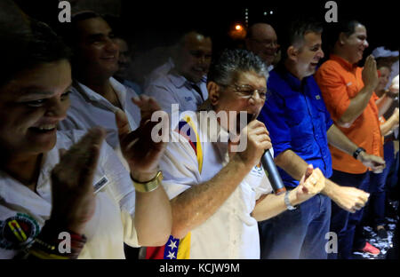 Valencia, Carabobo, Venezuela. 5 octobre 2017. 5 octobre 2017. Le leader national du parti politique acci'''' Democratica, Henry Ramos allup, a accompagné le candidat au poste de gouverneur de Carabobo, de la table de l'unité démocratique, MUD Alejandro Feo la cruz, en acte public, à Valence, État de Carabobo. Photo : Juan Carlos Hernandez crédit : Juan Carlos Hernandez/ZUMA Wire/Alamy Live News Banque D'Images