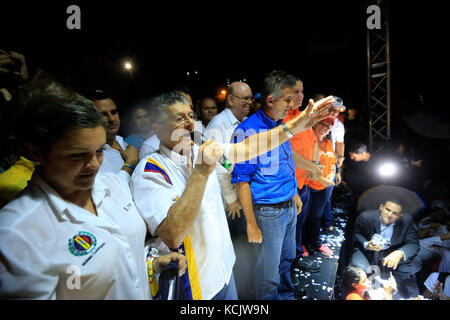 Valencia, Carabobo, Venezuela. 5 octobre 2017. 5 octobre 2017. Le leader national du parti politique acci'''' Democratica, Henry Ramos allup, a accompagné le candidat au poste de gouverneur de Carabobo, de la table de l'unité démocratique, MUD Alejandro Feo la cruz, en acte public, à Valence, État de Carabobo. Photo : Juan Carlos Hernandez crédit : Juan Carlos Hernandez/ZUMA Wire/Alamy Live News Banque D'Images