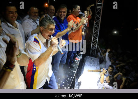 Valencia, Carabobo, Venezuela. 5 octobre 2017. 5 octobre 2017. Le leader national du parti politique acci'''' Democratica, Henry Ramos allup, a accompagné le candidat au poste de gouverneur de Carabobo, de la table de l'unité démocratique, MUD Alejandro Feo la cruz, en acte public, à Valence, État de Carabobo. Photo : Juan Carlos Hernandez crédit : Juan Carlos Hernandez/ZUMA Wire/Alamy Live News Banque D'Images