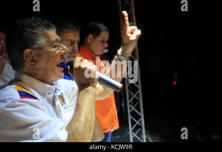 Valencia, Carabobo, Venezuela. 5Th oct, 2017, 5 octobre 2017.. le leader national du parti politique acci''"n democratica, henry ramos allup, accompagné du candidat pour le poste de gouverneur de Carabobo, à partir de la table de l'unité démocratique, de boue alejandro feo la cruz, dans la loi sur la fonction publique, à Valence, l'État de Carabobo. photo : Juan Carlos Hernandez crédit : Juan Carlos Hernandez/zuma/Alamy fil live news Banque D'Images