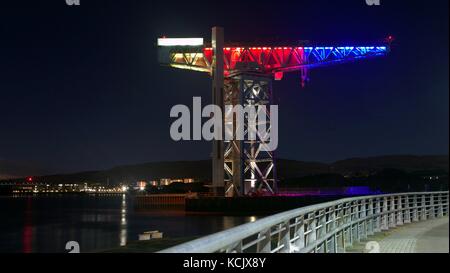 Clydebank, Glasgow, Ecosse, Royaume-Uni. 5 octobre la réputation de la rébellion de la Clyde a été reprise comme le titan Clyde dans l'ancien chantier naval John Brown était illuminé aux couleurs de la Catalogne d'un drapeau à l'appui de la récente troubles. Le drapeau est également utilisé à l'extérieur du conseil siège à dumbarton pour mettre en évidence les similitudes là et ce qui se passe en Ecosse. crédit : Gérard ferry/Alamy live news Banque D'Images