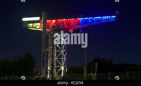 Clydebank, Glasgow, Écosse, Royaume-Uni. 5 octobre la réputation de la rébellion de la Clyde a fait écho lorsque le Clyde Titan dans le maintenant défunt chantier naval John Brown a été illuminé aux couleurs du drapeau catalan pour soutenir les récents troubles là-bas. Le drapeau flotte également devant le siège du conseil à Dumbarton pour souligner les similitudes là-bas et ce qui se passe en Écosse. Crédit : gerard ferry/Alamy Live News Banque D'Images