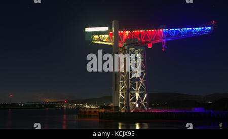 Clydebank, Glasgow, Écosse, Royaume-Uni. 5 octobre la réputation de la rébellion de la Clyde a fait écho lorsque le Clyde Titan dans le maintenant défunt chantier naval John Brown a été illuminé aux couleurs du drapeau catalan pour soutenir les récents troubles là-bas. Le drapeau flotte également devant le siège du conseil à Dumbarton pour souligner les similitudes là-bas et ce qui se passe en Écosse. Crédit : gerard ferry/Alamy Live News Banque D'Images