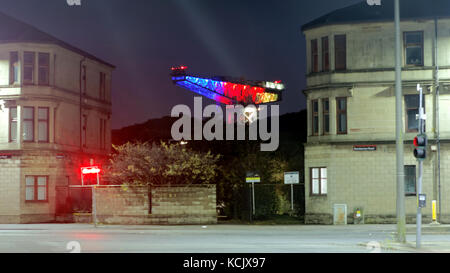 Clydebank, Glasgow, Ecosse, Royaume-Uni. 5 octobre la réputation de la rébellion de la Clyde a été reprise comme le titan Clyde dans l'ancien chantier naval John Brown était illuminé aux couleurs de la Catalogne d'un drapeau à l'appui de la récente troubles. Le drapeau est également utilisé à l'extérieur du conseil siège à dumbarton pour mettre en évidence les similitudes là et ce qui se passe en Ecosse. crédit : Gérard ferry/Alamy live news Banque D'Images