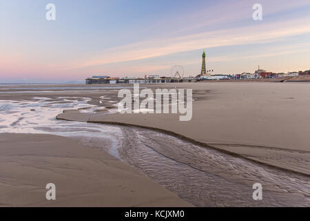 Blackpool, Royaume-Uni. 6Th oct, 2017. Météo nouvelles. un beau début pour la journée à Blackpool avec des vents calmes un soulagement bienvenu de la semaine vent juste après. crédit : Gary telford/Alamy live news Banque D'Images