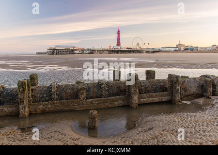 Blackpool, Royaume-Uni. 6Th oct, 2017. Météo nouvelles. un beau début pour la journée à Blackpool avec des vents calmes un soulagement bienvenu de la semaine vent juste après. crédit : Gary telford/Alamy live news Banque D'Images