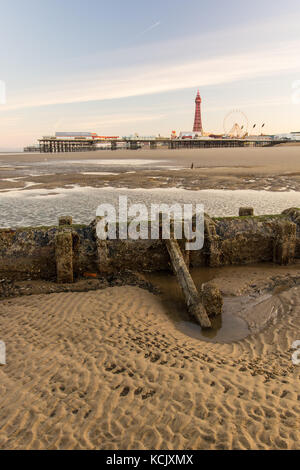 Blackpool, Royaume-Uni. 6Th oct, 2017. Météo nouvelles. un beau début pour la journée à Blackpool avec des vents calmes un soulagement bienvenu de la semaine vent juste après. crédit : Gary telford/Alamy live news Banque D'Images