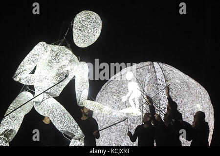 Ostrava, République tchèque. 05 octobre 2017. Des marionnettes lumineuses géantes du théâtre DUNDU se produisent lors du 12e festival international de théâtre de marionnettes appelé Spectaculo interesse à Ostrava, en République tchèque, le 5 octobre 2017. Crédit : Jaroslav Ozana/CTK photo/Alamy Live News Banque D'Images