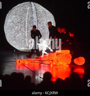 Ostrava, République tchèque. 05 octobre 2017. Des marionnettes lumineuses géantes du théâtre DUNDU se produisent lors du 12e festival international de théâtre de marionnettes appelé Spectaculo interesse à Ostrava, en République tchèque, le 5 octobre 2017. Crédit : Jaroslav Ozana/CTK photo/Alamy Live News Banque D'Images