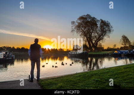 Rufford, Lancashire, Royaume-Uni. 6 octobre, 2017. Météo britannique. Ciel clair au début de la journée, avec des températures de nuit sur 5C, comme l'aube sur le Leeds Liverpool canal et un matin froid pour les résidents, qui ont choisi de vivre la vie à flot. St Mary's marina abrite de nombreux plaisanciers saisonniers et à long terme ainsi que des canards. Avec 100 mouillages pour bateaux jusqu'à 60 pieds de longueur, il peut accueillir à la fois étroite et large faisceau et canal bateaux de croisières. /AlamyLiveNews MediaWorldImages Crédit : Banque D'Images