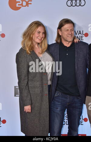 Cologne, Allemagne. 5Th Oct, 2017. L'acteur britannique Sean Bean et sa femme Ashley Moore peut être vu sur le tapis rouge avant la projection du film "rompue" pendant le Festival du film 2017 de Cologne à Cologne, Allemagne, 5 octobre 2017. - Pas de service de fil - Crédit : Horst Galuschka/dpa/Horst Galuschka dpa/Alamy Live News Banque D'Images