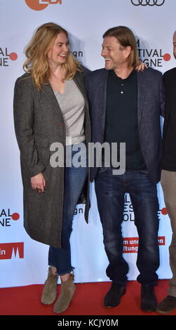 Cologne, Allemagne. 5Th Oct, 2017. L'acteur britannique Sean Bean et sa femme Ashley Moore peut être vu sur le tapis rouge avant la projection du film "rompue" pendant le Festival du film 2017 de Cologne à Cologne, Allemagne, 5 octobre 2017. - Pas de service de fil - Crédit : Horst Galuschka/dpa/Horst Galuschka dpa/Alamy Live News Banque D'Images