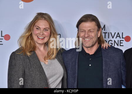 Cologne, Allemagne. 5Th Oct, 2017. L'acteur britannique Sean Bean et sa femme Ashley Moore peut être vu sur le tapis rouge avant la projection du film "rompue" pendant le Festival du film 2017 de Cologne à Cologne, Allemagne, 5 octobre 2017. - Pas de service de fil - Crédit : Horst Galuschka/dpa/Horst Galuschka dpa/Alamy Live News Banque D'Images