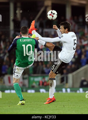 Belfast, Irlande du Nord. 5 octobre 2017. L'Allemand Mats Hummels (R) et l'Irlandais du Nord Kyle Lafferty se disputent le ballon lors du match de qualification du Groupe C entre l'Irlande du Nord et l'Allemagne à Belfast, en Irlande du Nord, le 5 octobre 2017. Crédit : Christian Charisius/dpa/Alamy Live News Banque D'Images