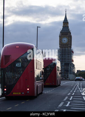 Taxis et bus peuvent être vus sur un pont Westminster à Londres, Angleterre, le 5 octobre 2017. Dans le fond Elizabeth Tower et Big Ben peuvent être repérés. Photo : Monika Skolimowska/dpa-Zentralbild/dpa Banque D'Images