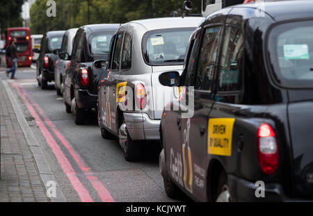 Taxis et bus peuvent être vus dans une rue de Londres, Angleterre, le 5 octobre 2017. Photo : Monika Skolimowska/dpa-Zentralbild/dpa Banque D'Images