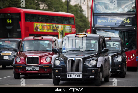 Taxis et bus peuvent être vus dans une rue de Londres, Angleterre, le 5 octobre 2017. Photo : Monika Skolimowska/dpa-Zentralbild/dpa Banque D'Images