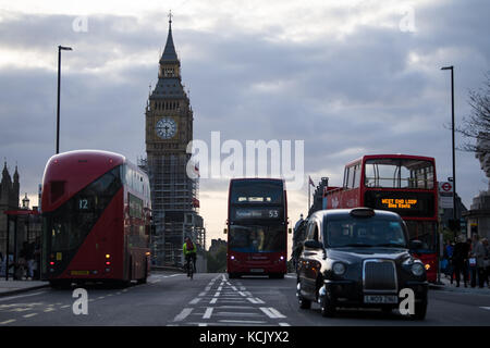 Taxis et bus peuvent être vus sur un pont Westminster à Londres, Angleterre, le 5 octobre 2017. Dans le fond Elizabeth Tower et Big Ben peuvent être repérés. Photo : Monika Skolimowska/dpa-Zentralbild/dpa Banque D'Images