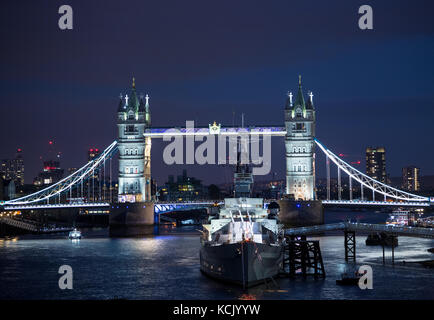 Vue de la Tamise et du Tower Bridge illuminé à Londres, Angleterre, le 3 octobre 2017. À l'avant, on peut voir l'ancien navire de guerre britannique HMS Belfast. Photo : Monika Skolimowska/dpa-Zentralbild/dpa Banque D'Images