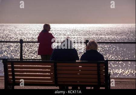 La ville de Sidmouth, Devon, 6e oct 17 soleil lumineux visiteurs en Sidmouth pour profiter du temps d'automne glorieux. Central Photo / Alamy Live News Banque D'Images