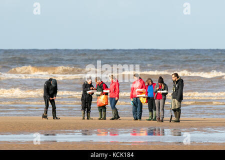 Southport, Merseyside, ensoleillée à Southport. 6 octobre 2017. Météo britannique. La biologie marine, les élèves examinent la mer la vie comme de belles poutres soleil automne chaud sur le sable doré de la plage de Southport Merseyside. Credit : Cernan Elias/Alamy Live News Banque D'Images