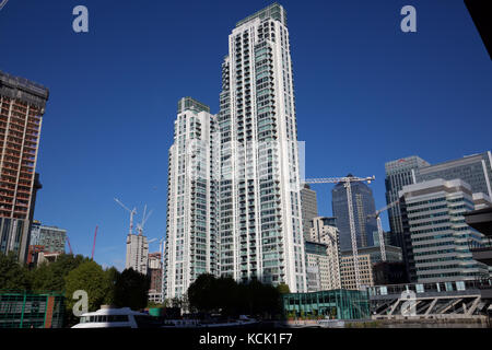 Londres, Royaume-Uni. 6Th Oct, 2017. Météo britannique. Un ciel bleu sur Canary Wharf à Londres en tant que personnes profiter du soleil sur une chaude journée d'automne. Les prévisions météorologiques pour ce week-end à Londres est 18C mais nuageux Crédit : Keith Larby/Alamy Live News Banque D'Images