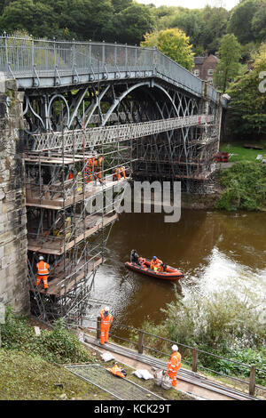 Telford, Shropshire, au Royaume-Uni. 06 Oct, 2017. Le plus ancien pont de fer, l'objet d'un £1,2 millions en raison de la métamorphose de conservation souligne dans la ferronnerie. le projet, le plus grand du genre par English Heritage, arrête de fissuration sur le pont. Le pont s'est étendue sur la rivière Severn à Ironbridge dans Shropshire depuis qu'il a été achevé en 1779 et a été inscrit au Patrimoine Mondial de l'Unesco en 1986. Crédit : David Bagnall/Alamy Live News Banque D'Images