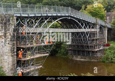 Telford, Shropshire, au Royaume-Uni. 06 Oct, 2017. Le plus ancien pont de fer, l'objet d'un £1,2 millions en raison de la métamorphose de conservation souligne dans la ferronnerie. le projet, le plus grand du genre par English Heritage, arrête de fissuration sur le pont. Le pont s'est étendue sur la rivière Severn à Ironbridge dans Shropshire depuis qu'il a été achevé en 1779 et a été inscrit au Patrimoine Mondial de l'Unesco en 1986. Crédit : David Bagnall/Alamy Live News Banque D'Images