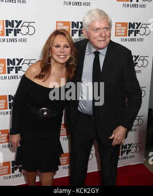 New York, New York, États-Unis. 5 octobre 2017. L'actrice MARLO THOMAS et PHIL DONAHUE assistent à la première du 55e Festival du film de New York de 'Spielberg', Alice Tully Hall, au Lincoln Center. Crédit : Nancy Kaszerman/ZUMA Wire/Alamy Live News Banque D'Images