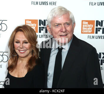 New York, New York, États-Unis. 5 octobre 2017. L'actrice MARLO THOMAS et PHIL DONAHUE assistent à la première du 55e Festival du film de New York de 'Spielberg', Alice Tully Hall, au Lincoln Center. Crédit : Nancy Kaszerman/ZUMA Wire/Alamy Live News Banque D'Images