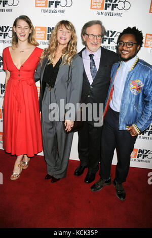 New York, USA. 5Th oct, 2017. destry allyn spielberg, Kate Capshaw, Steven Spielberg et theo spielberg assister à la 'spielberg' premiere pendant le 55e festival du film de new york à l'Alice Tully Hall le 5 octobre 2017 à new york. crédit : geisler-fotopress/Alamy live news Banque D'Images