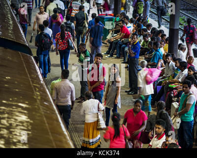 Colombo, Province de l'Ouest, Sri Lanka. 6 octobre 2017. Les navetteurs du soir attendent pour monter à bord d'un train dans la gare principale de Colombo. Les trains du Sri Lanka fournissent un moyen de transport fiable et peu coûteux pour les personnes qui font la navette vers la capitale du Sri Lanka. Crédit : Jack Kurtz/ZUMA Wire/Alamy Live News Banque D'Images