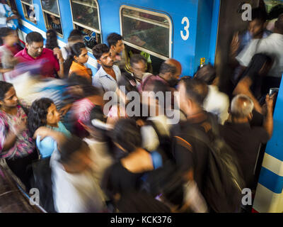 Colombo, Province de l'Ouest, Sri Lanka. 6 octobre 2017. Les navetteurs descendent et prennent les trains dans la gare principale de Colombo. Les trains du Sri Lanka fournissent un moyen de transport fiable et peu coûteux pour les personnes qui font la navette vers la capitale du Sri Lanka. Crédit : Jack Kurtz/ZUMA Wire/Alamy Live News Banque D'Images