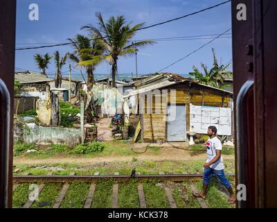 Dehiwala, Province de l'Ouest, Sri Lanka. 6 octobre 2017. Un homme marche le long de la voie ferrée sur la ligne de Colombo à Galle. Crédit : Jack Kurtz/ZUMA Wire/Alamy Live News Banque D'Images