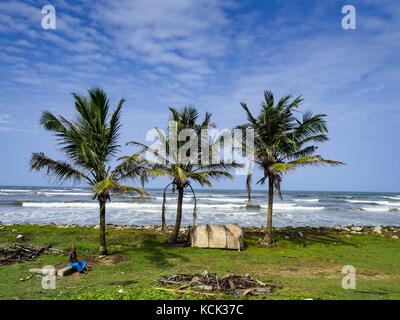 Moratuwa, Province de l'Ouest, Sri Lanka. 6 octobre 2017. Un homme est assis dans un champ près de l'océan au Sri Lanka au sud de Colombo. Crédit : Jack Kurtz/ZUMA Wire/Alamy Live News Banque D'Images