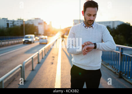 L'homme triste malheureux pour l'amie d'attente Banque D'Images