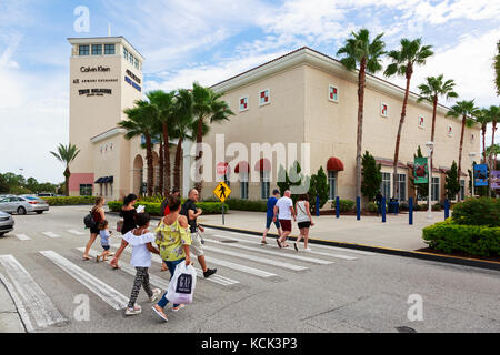 Les clients au Premium Outlets shopping centre, International Drive, Orlando, Florida, USA Banque D'Images