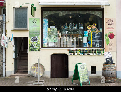 Un magasin de vin dans la ville de Zell sur la moselle à l'Allemagne Banque D'Images