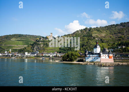 La ville de kaub sur le Rhin en Allemagne avec au premier plan le château de pfalz Banque D'Images