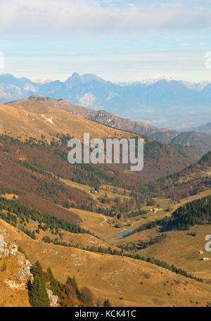 Vue panoramique sur la vallée et la plaine italienne à partir de la montagne appelée monte grappa à Vicenza province - Italie Banque D'Images