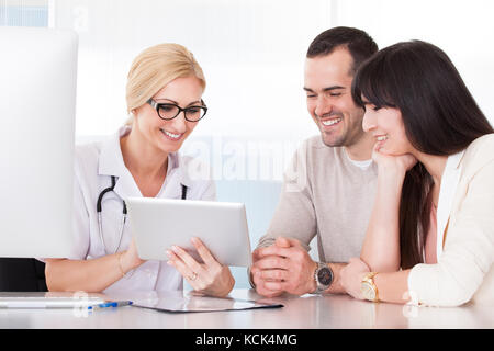 Heureux de discuter avec votre médecin d'une clinique de couple Banque D'Images