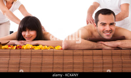 Belle jeune couple massage in spa center Banque D'Images