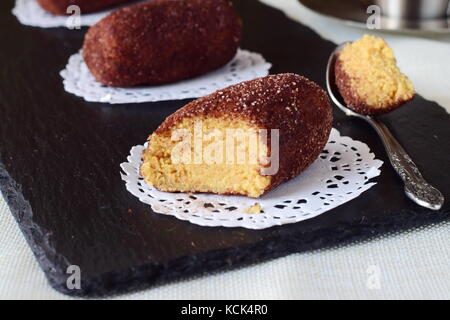 Des gâteaux de cuisson de pommes de terre sans nom sur un carrelage noir. selective focus Banque D'Images