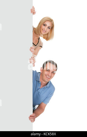 Friends Holding Blank Placard sur fond blanc Banque D'Images