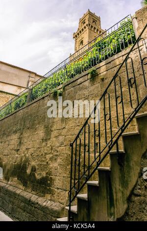 Photo verticale avec vue jusqu'à la tour de l'ancienne ville historique situé en Italie toscane pitigliano. La vue est plus mur et escaliers Construire à partir de Banque D'Images