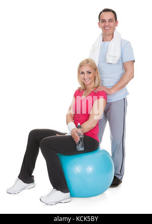 Heureux Couple Working Out Over White Background Banque D'Images