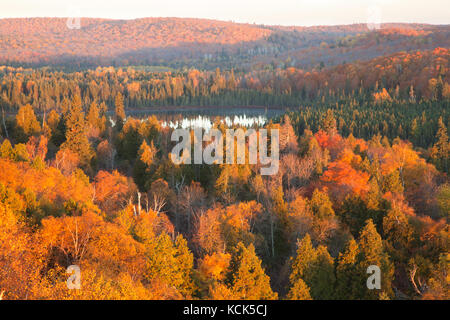 Petit lac au-dessous des collines et les arbres dont la couleur de l'automne dans le nord du Minnesota Banque D'Images